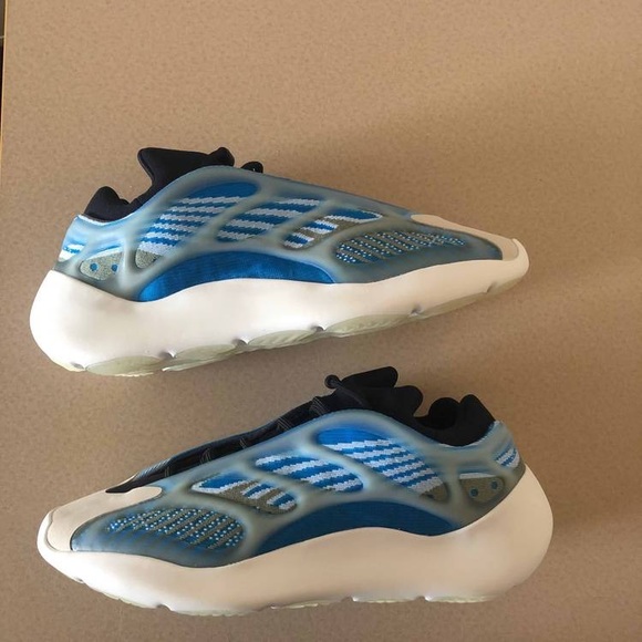 Yeezy Size 7 - Picture 3 of 3